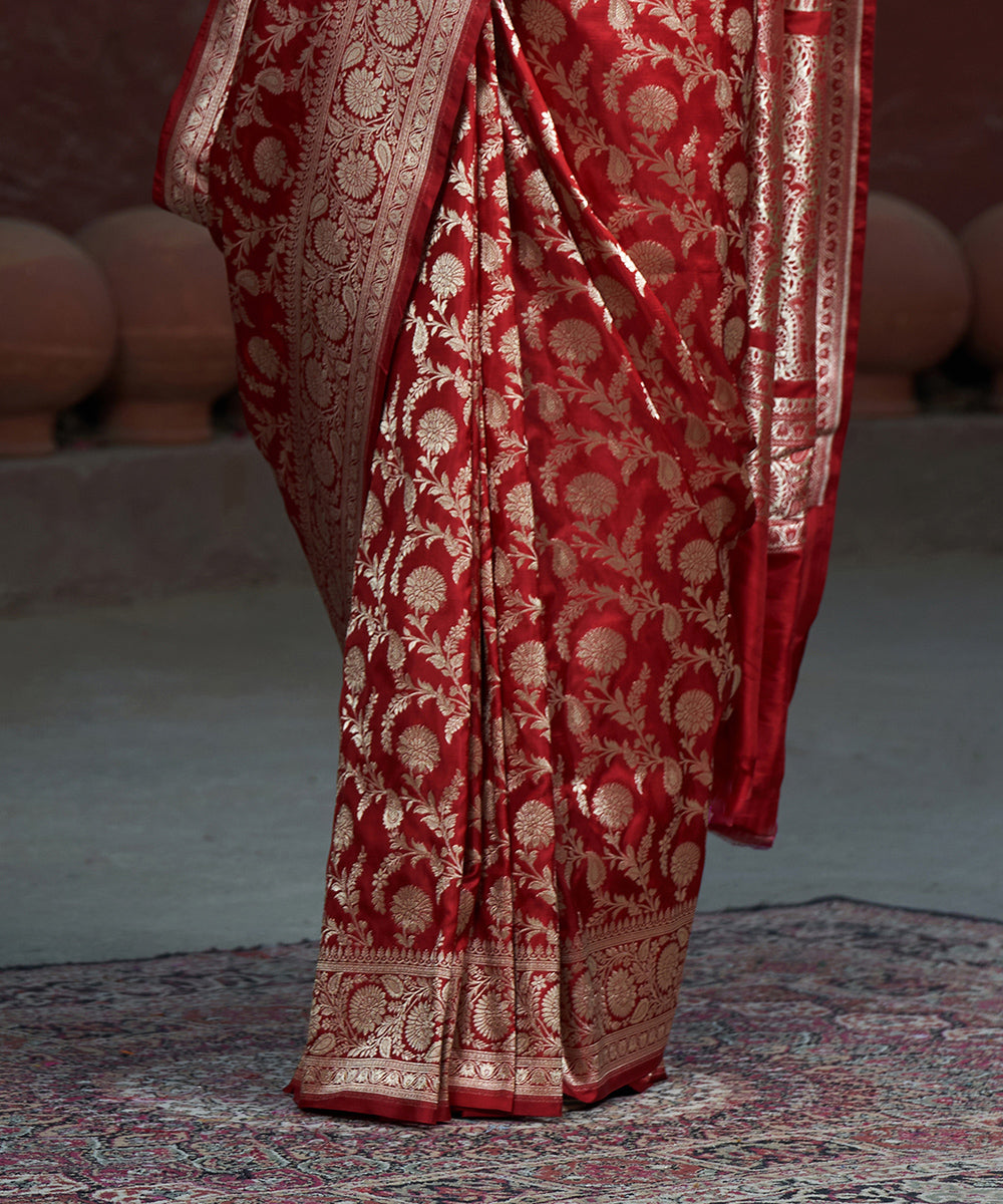 Handloom_Red_Pure_Katan_Silk_Banarasi_Saree_With_Floral_Zari_Jaal_WeaverStory_04