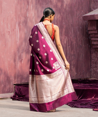 Handloom_Dark_Purple_Pure_Katan_Silk_Banarasi_Saree_With_Chand_Boota_WeaverStory_03