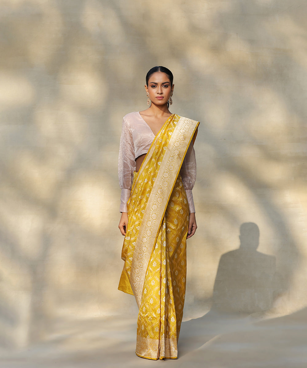 Handloom_Yellow_Pure_Katan_Silk_Banarasi_Saree_With_Sona_Rupa_Zari_Jaal_WeaverStory_02