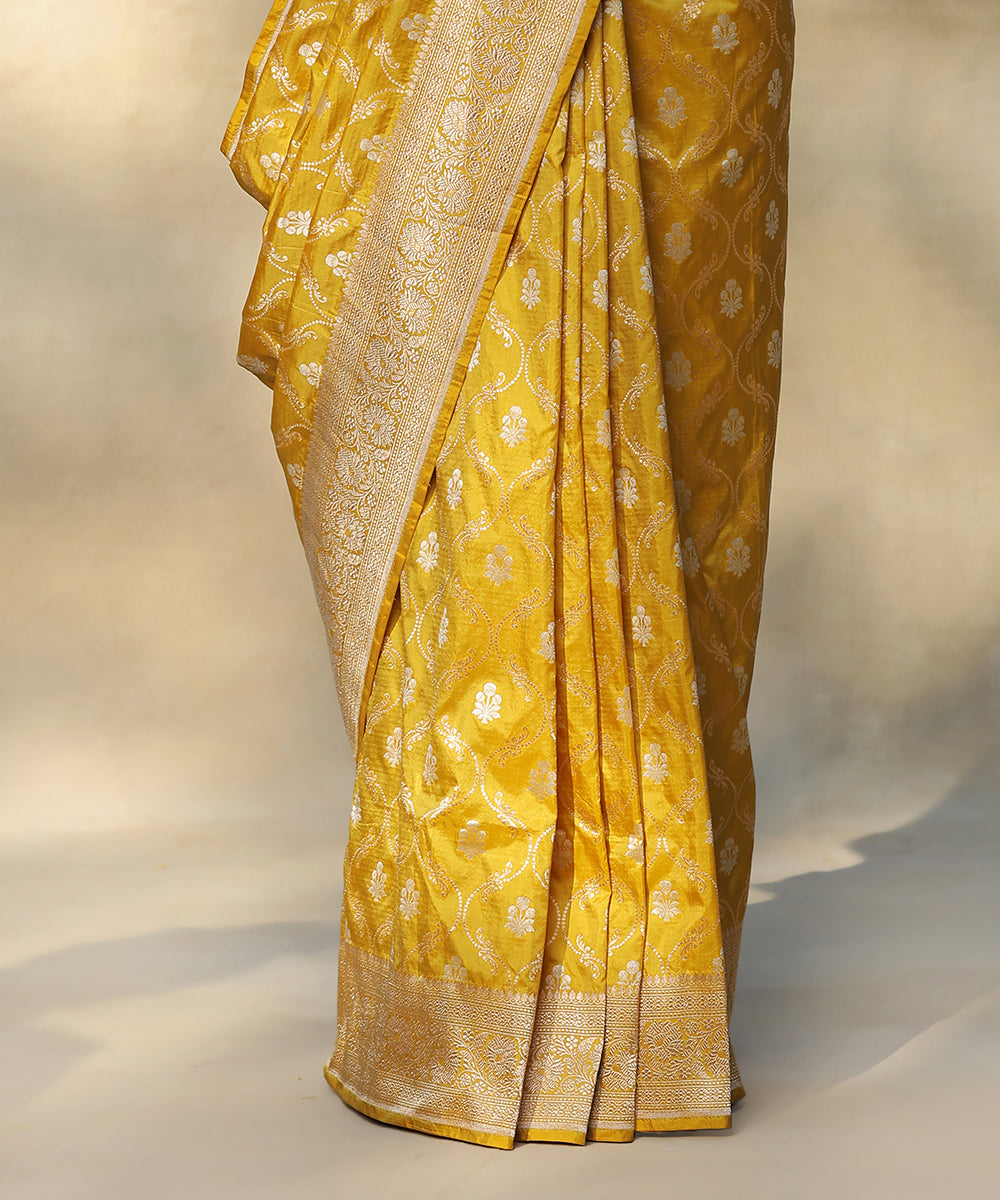 Handloom_Yellow_Pure_Katan_Silk_Banarasi_Saree_With_Sona_Rupa_Zari_Jaal_WeaverStory_04