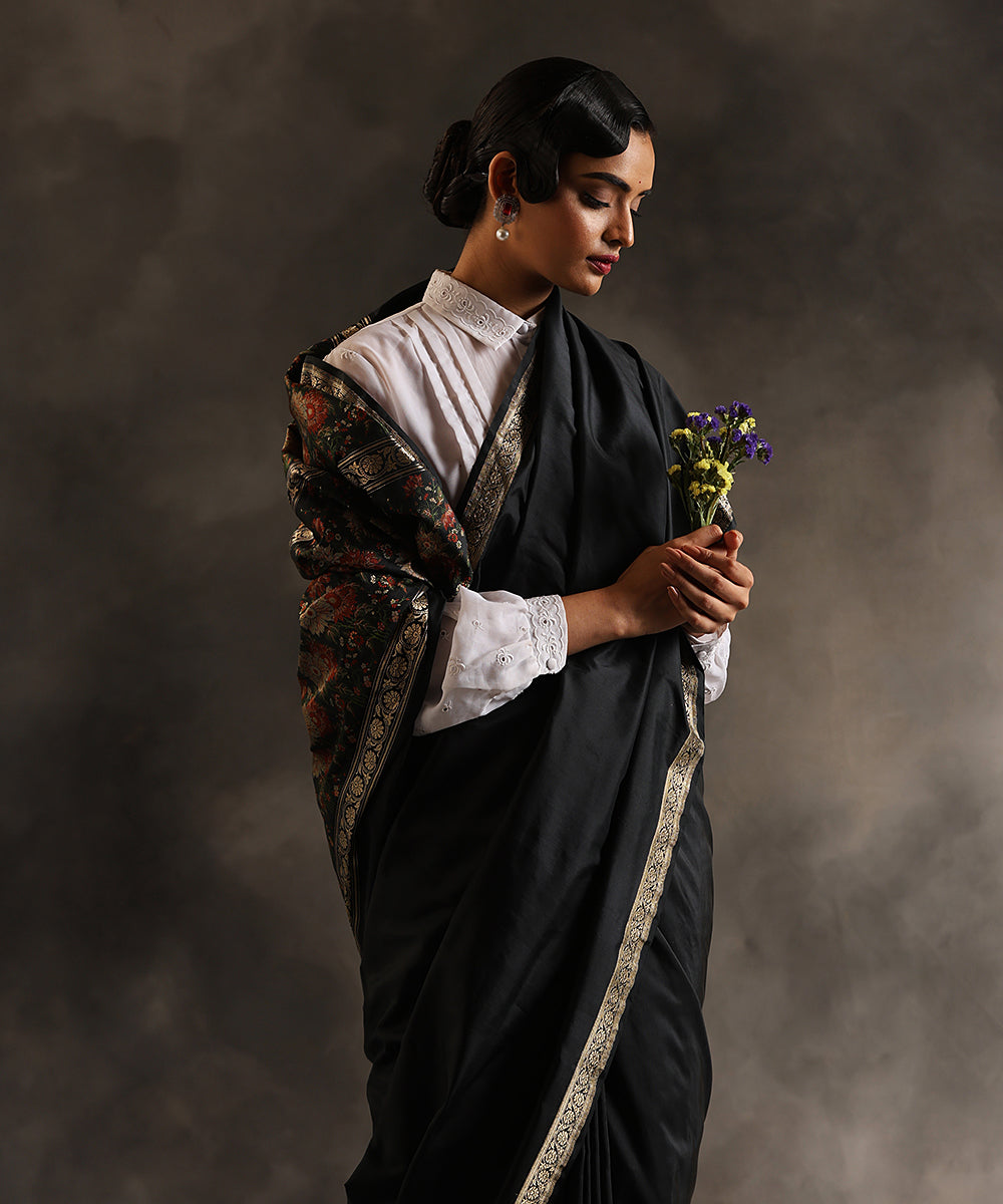 Handloom_Black_Plain_Pure_Katan_Silk_Banarasi_Saree_With_Tanchoi_Pallu_WeaverStory_01