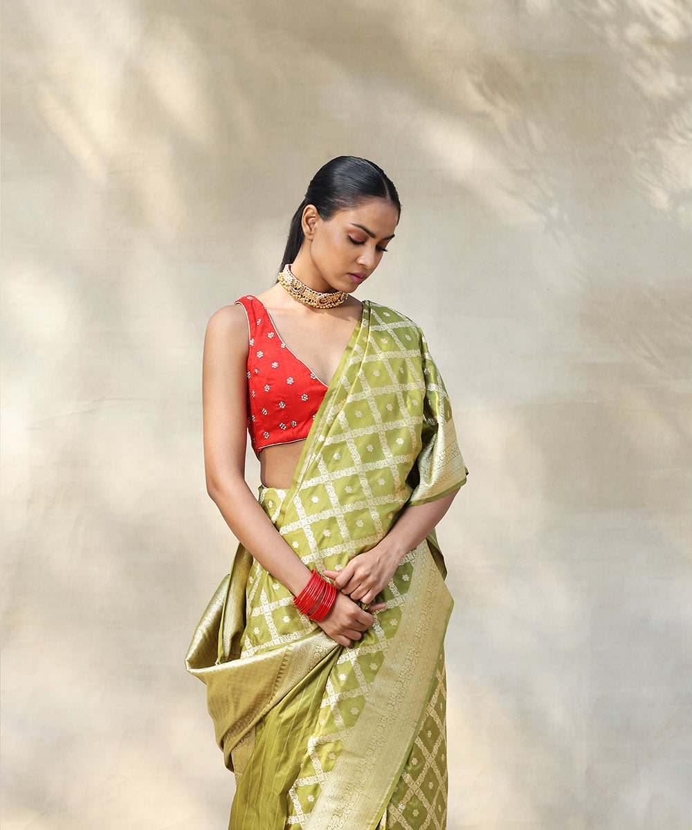 Heena_Green_Handloom_Pure_Katan_Silk_Banarasi_Saree_With_Single_Zari_Cutwork_Jaal_WeaverStory_01