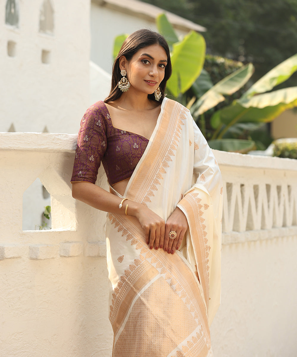 Offwhite_Handloom_Pure_Katan_Silk_Banarasi_Saree_With_Booti_With_Border_Saree_WeaverStory_01