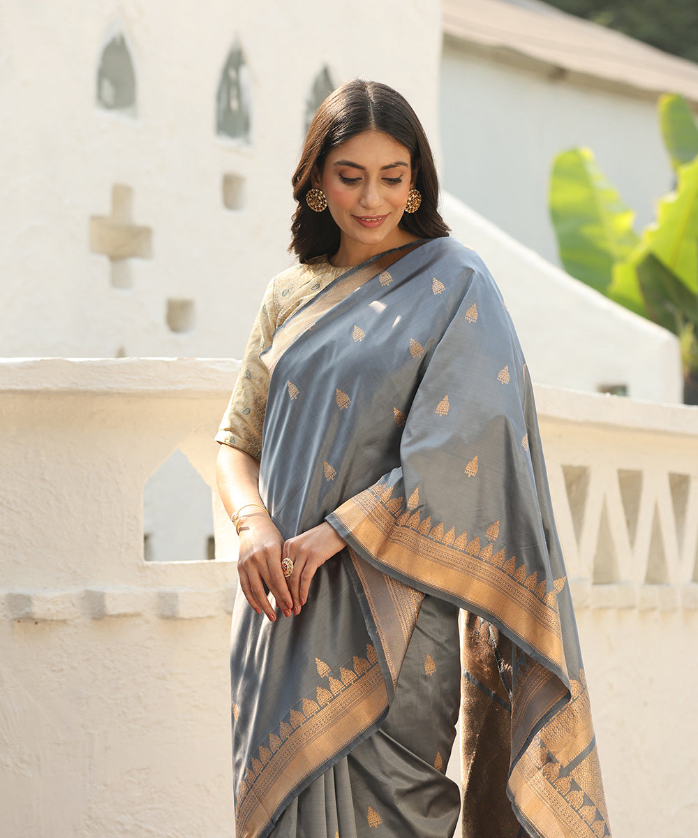 Handloom_Grey_Pure_Katan_Silk_Banarasi_Saree_With_Zari_Booti_WeaverStory_01