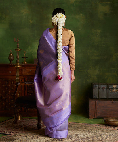 Lavender_Double_Shade_Handloom_Pure_Silk_Kanjivaram_Saree_With_Antique_Zari_Peacock_Booti_WeaverStory_03