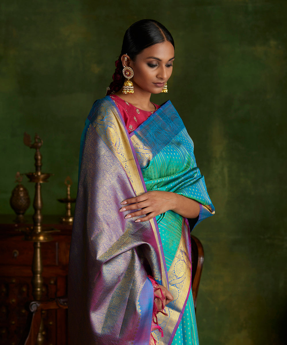 Handloom_Green_Dual_Tone_Pure_Zari_Kanjivaram_Silk_Saree_With_Purple_And_Gold_Border_WeaverStory_01