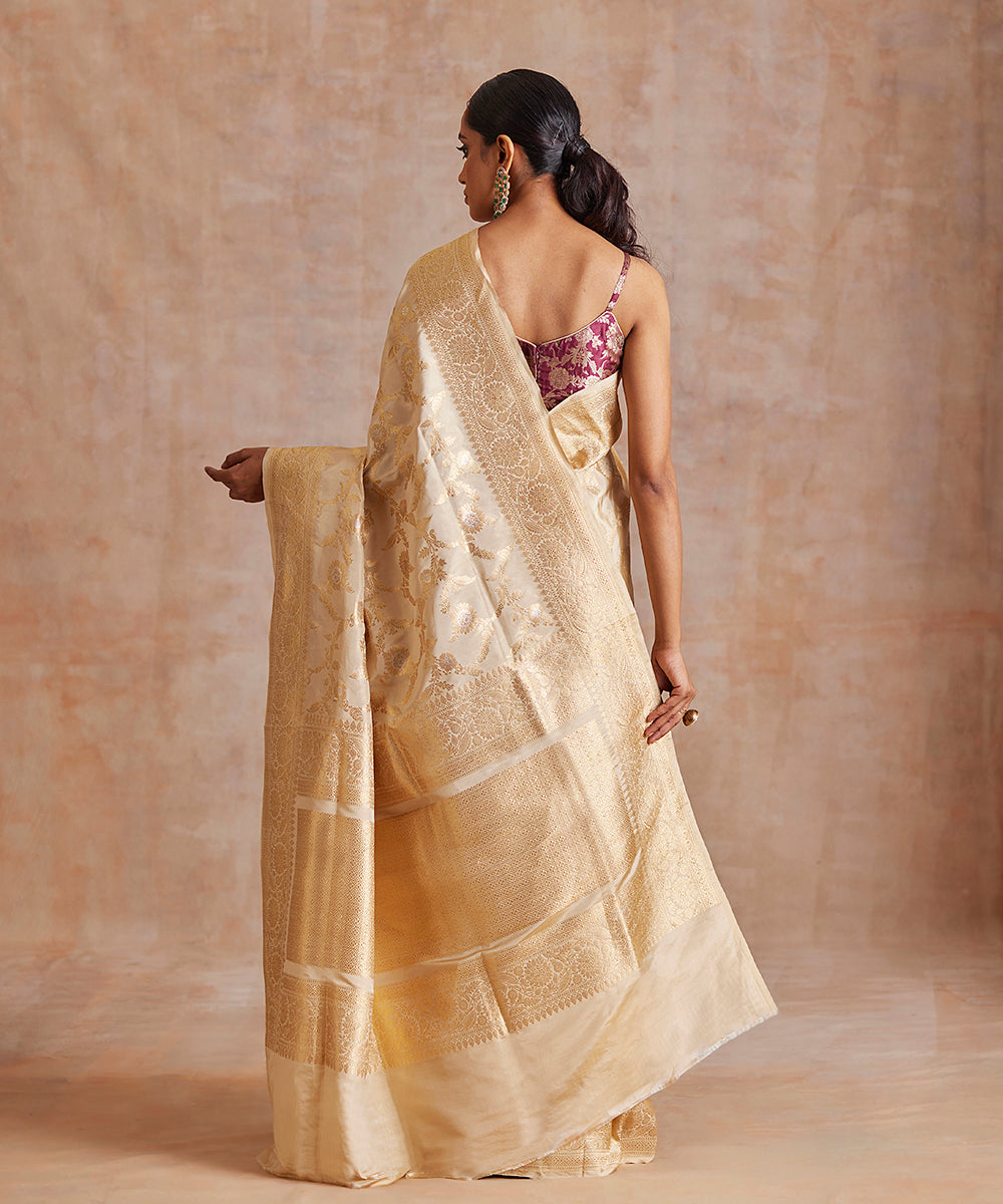 Offwhite_And_Gold_Handloom_Pure_Katan_Tissue_Banarasi_Tissue_With_Jaal_WeaverStory_03