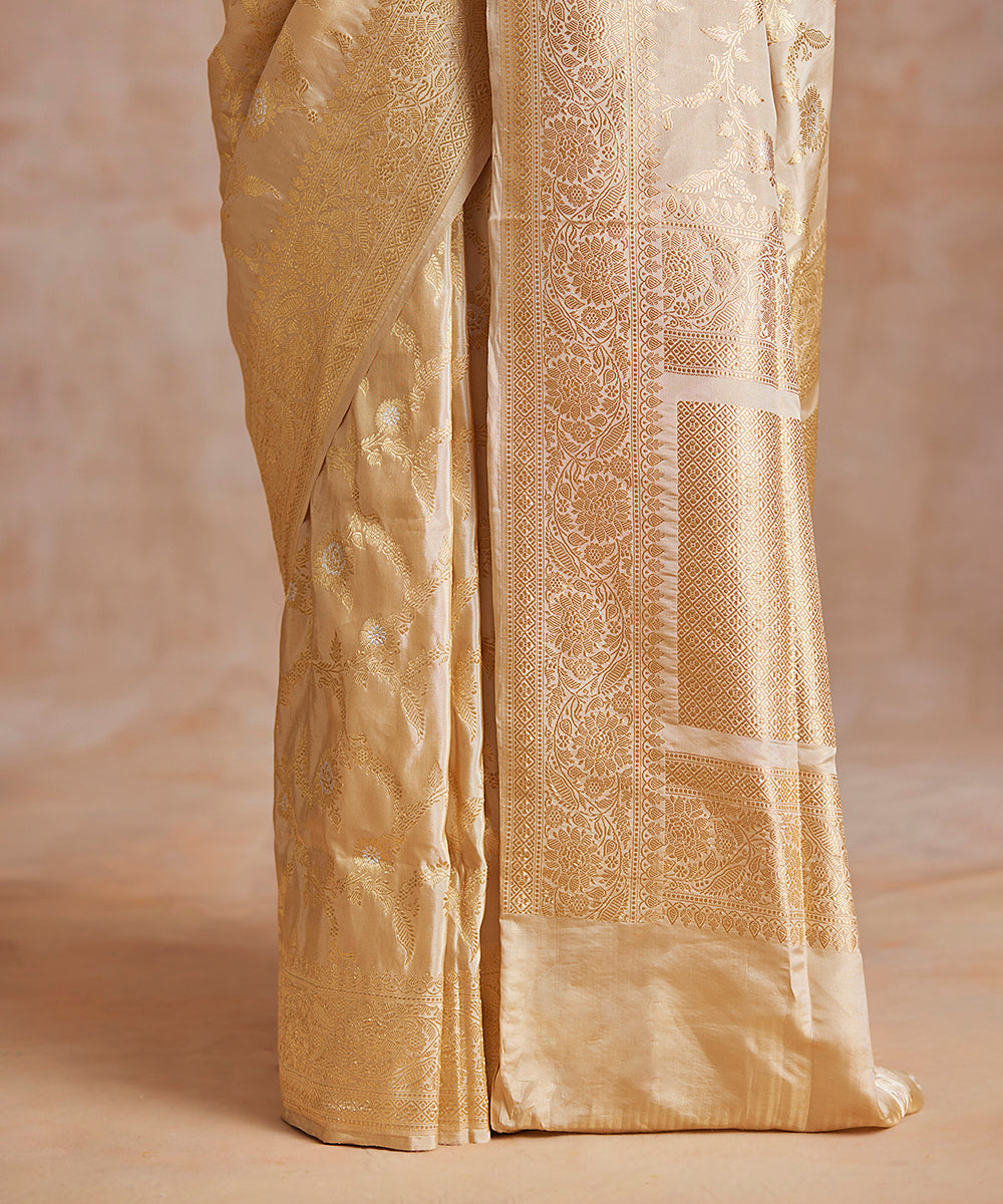 Offwhite_And_Gold_Handloom_Pure_Katan_Tissue_Banarasi_Tissue_With_Jaal_WeaverStory_04