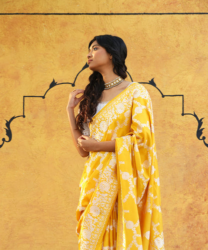 Handloom_Yellow_Pure_Katan_Silk_Banarasi_Saree_With_Floral_Jaal_WeaverStory_01