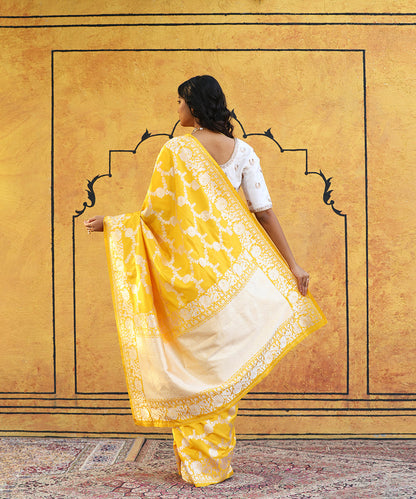 Handloom_Yellow_Pure_Katan_Silk_Banarasi_Saree_With_Floral_Jaal_WeaverStory_03