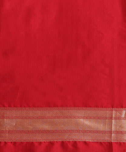 Red_And_Gold_Handloom_Pure_Katan_Silk_Tanchoi_Banarasi_Saree_With_Zari_Booti_WeaverStory_05