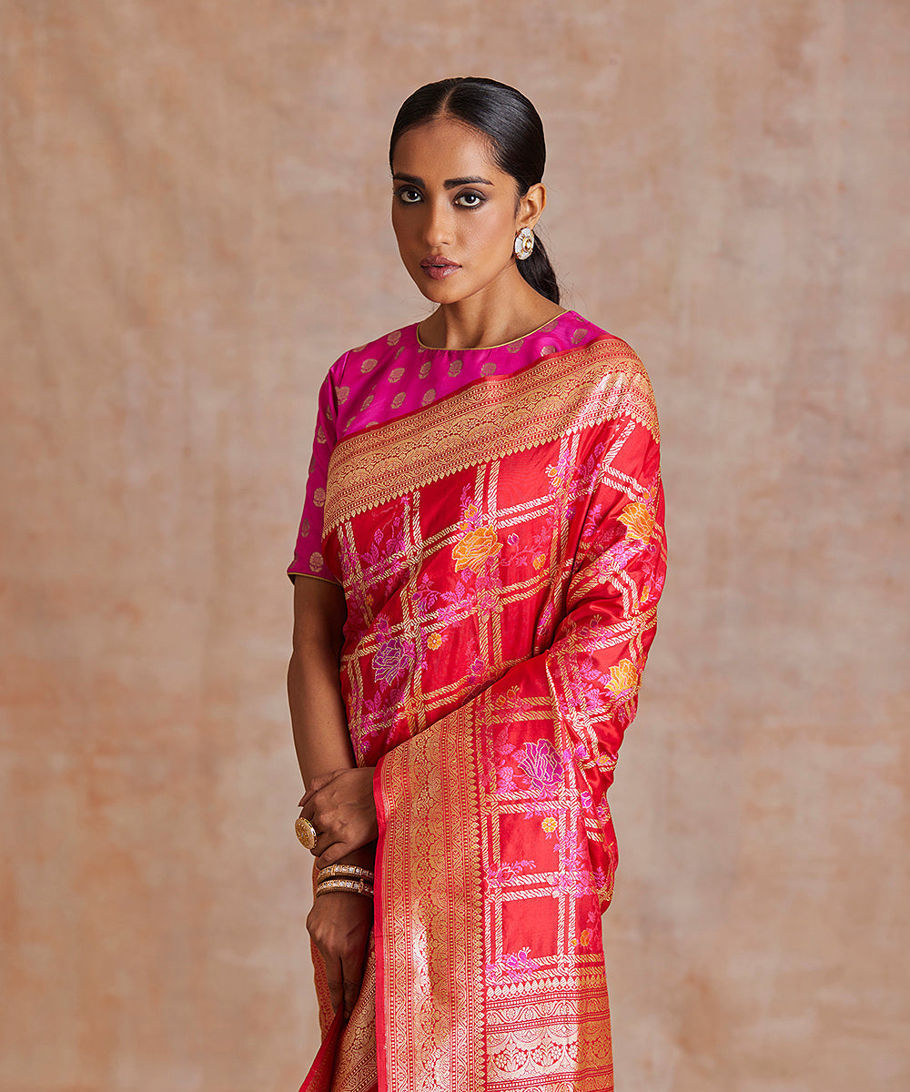 Red_And_Pink_Dual_Tone_Pure_Katan_Silk_Banarasi_Saree_With_Kadhwa_Weave_WeaverStory_01