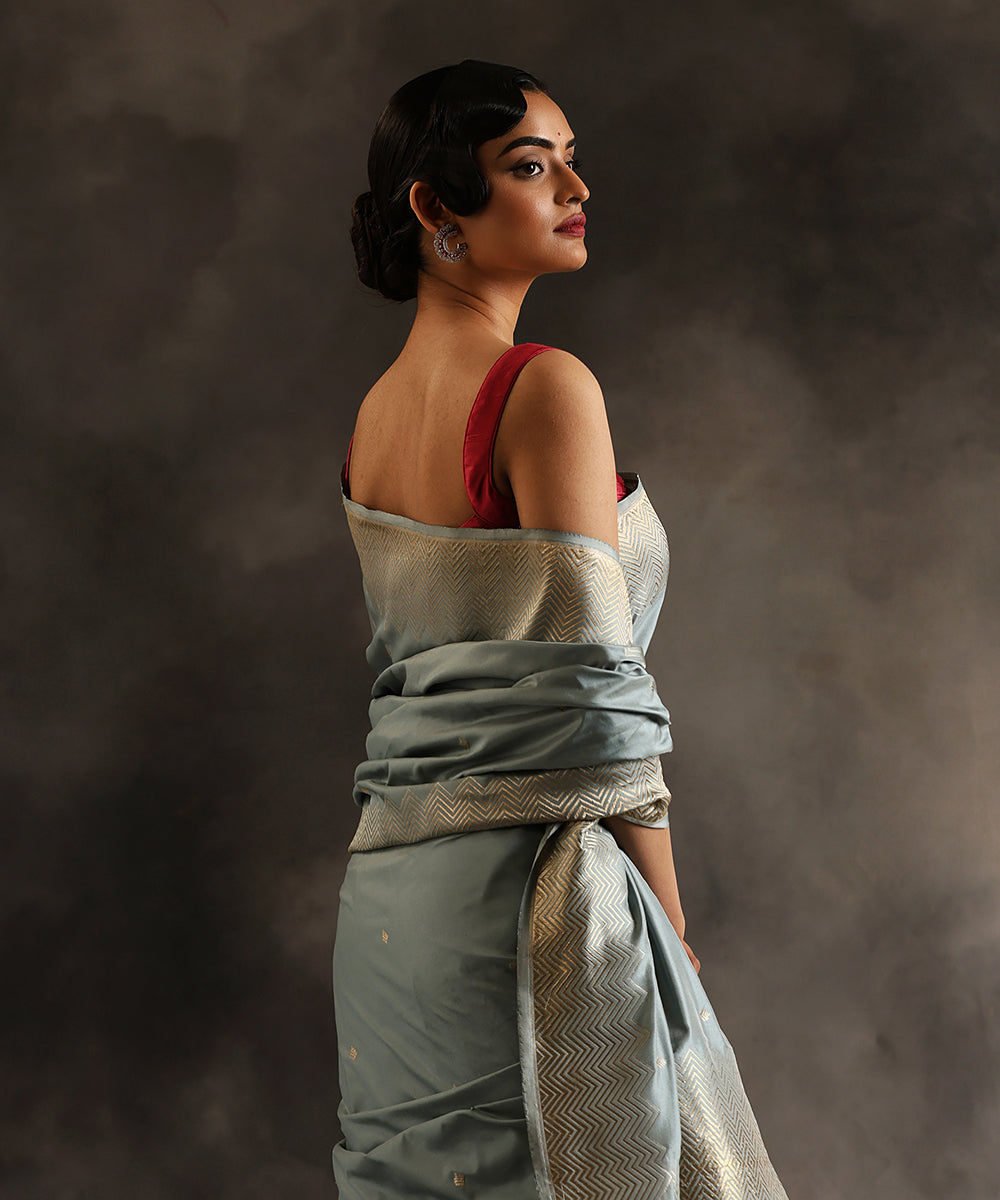 Light_Grey_Handloom_Pure_Katan_Silk_Banarasi_Saree_With_Kadhwa_Booti_WeaverStory_01