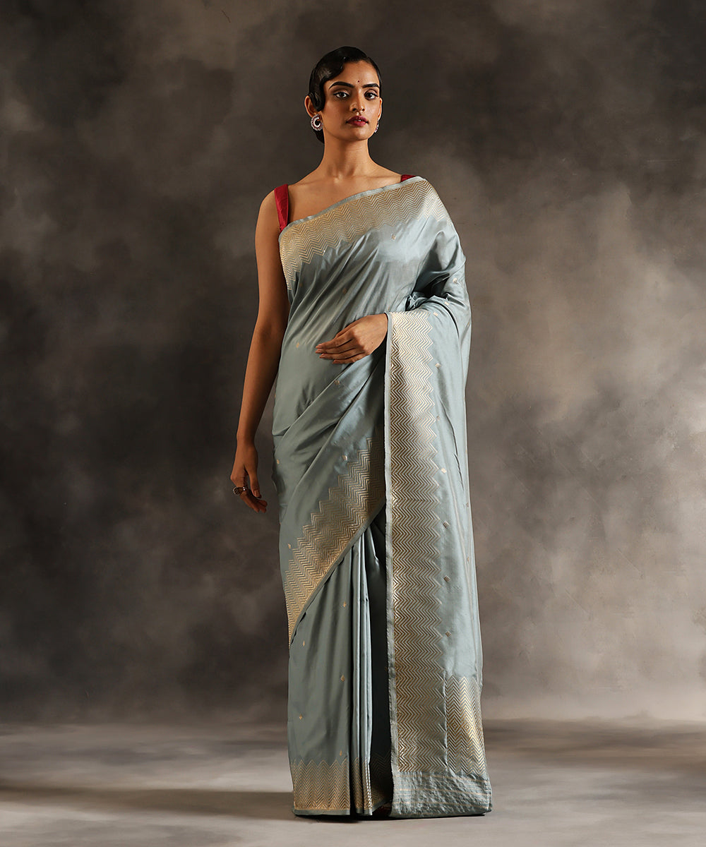 Light_Grey_Handloom_Pure_Katan_Silk_Banarasi_Saree_With_Kadhwa_Booti_WeaverStory_02