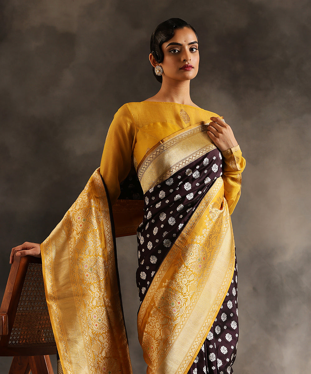 Handloom_Black_Pure_Katan_Silk_Banarsi_Saree_With_Traditional_Motifs_And_Yellow_Contrast_Border_WeaverStory_01