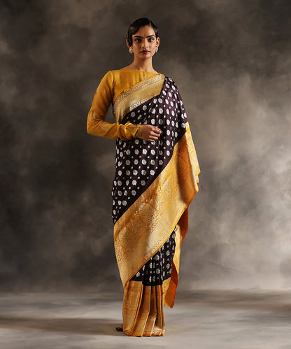 Handloom_Black_Pure_Katan_Silk_Banarsi_Saree_With_Traditional_Motifs_And_Yellow_Contrast_Border_WeaverStory_02