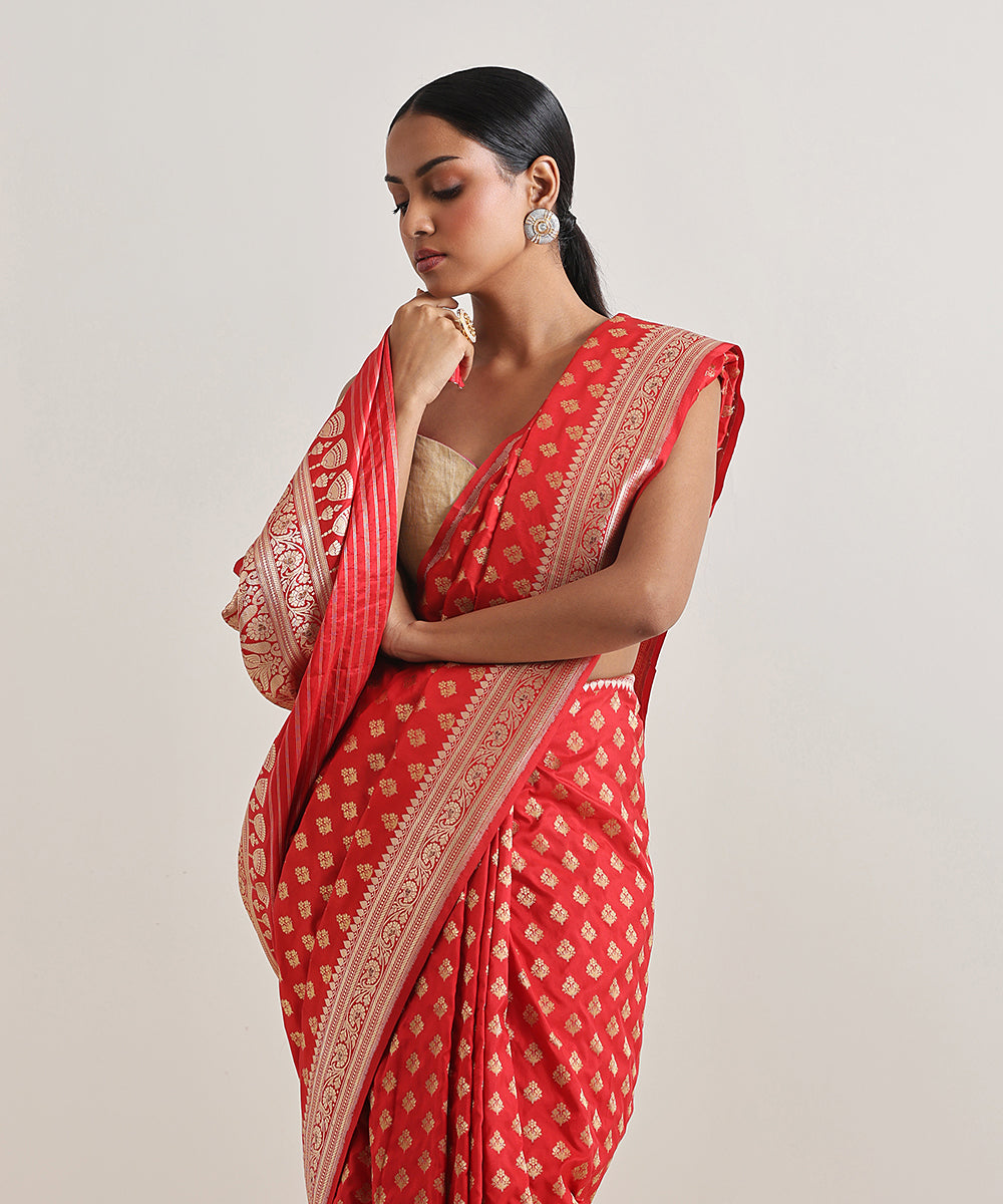 Bridal_Red_Handloom_Pure_Katan_Silk_Banarasi_Saree_With_Mughal_Motifs_WeaverStory_01