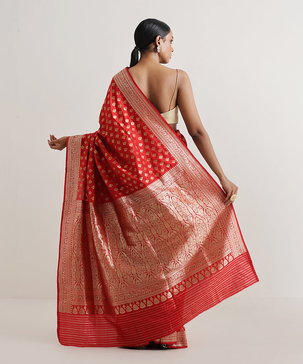 Bridal_Red_Handloom_Pure_Katan_Silk_Banarasi_Saree_With_Mughal_Motifs_WeaverStory_03