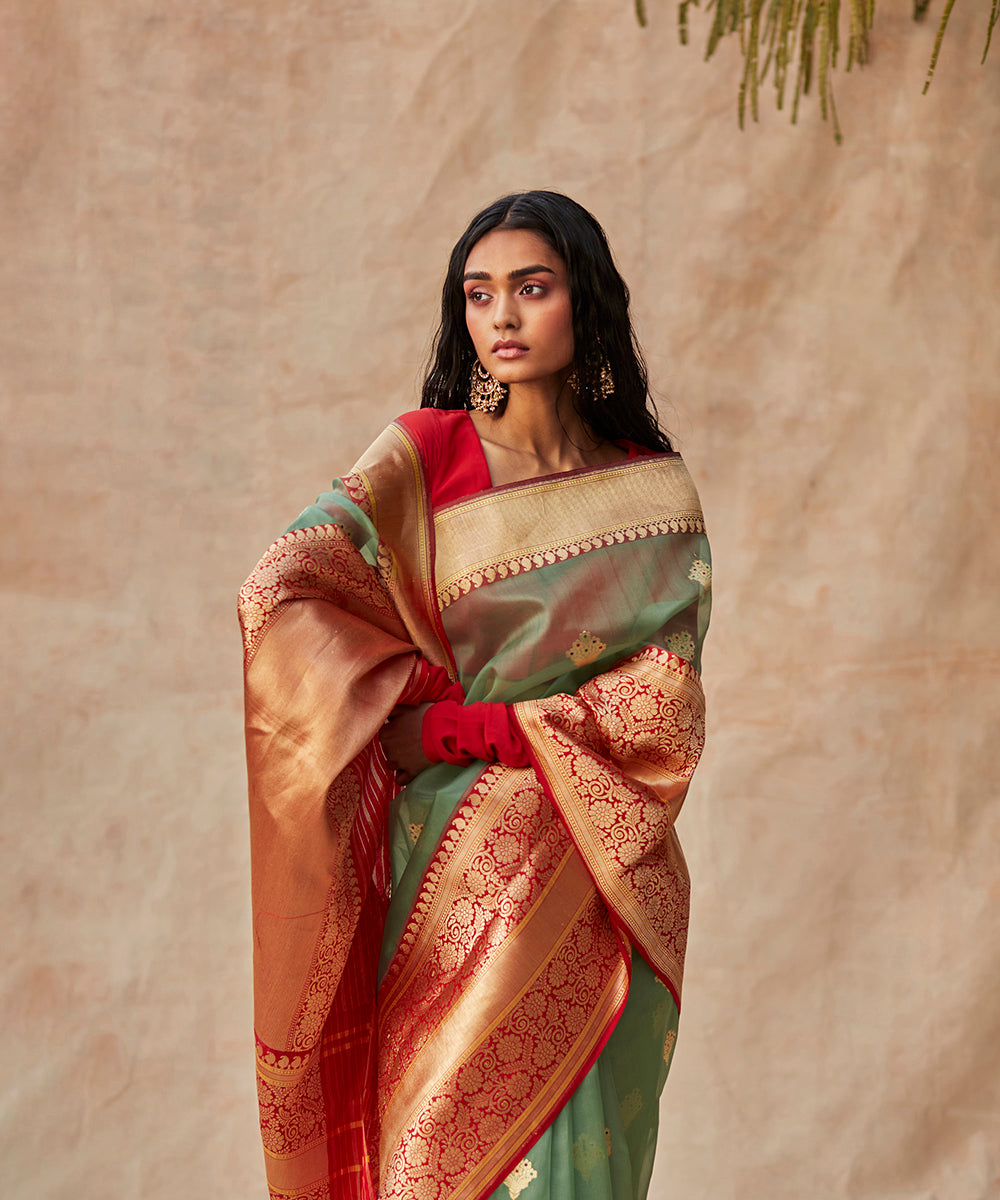 Green_Handloom_Pure_Kora_Silk_Banarasi_Saree_With_Red_Kadhiyal_Border_WeaverStory_01