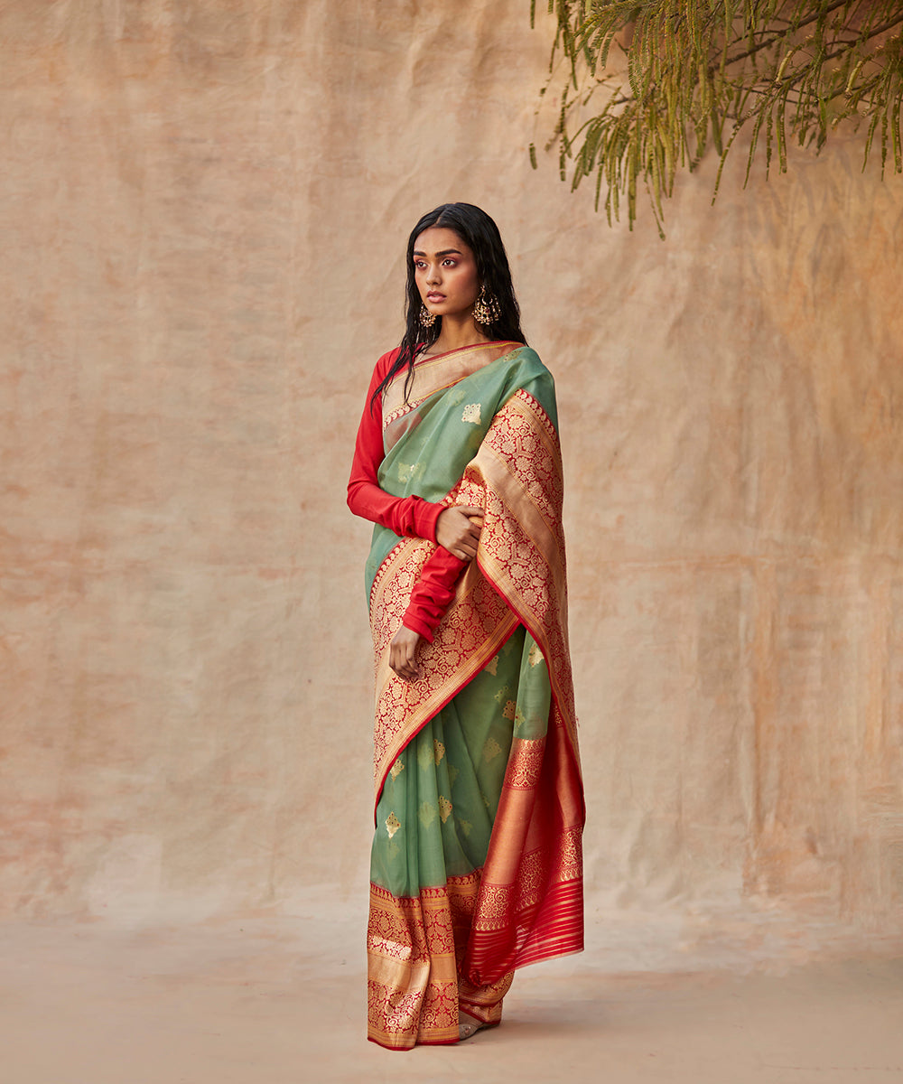 Green_Handloom_Pure_Kora_Silk_Banarasi_Saree_With_Red_Kadhiyal_Border_WeaverStory_02