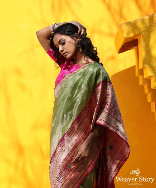 Green_Handloom_Silk_Tissue_Banarasi_Saree_With_Pink_Kadhiyal_Border_WeaverStory_01