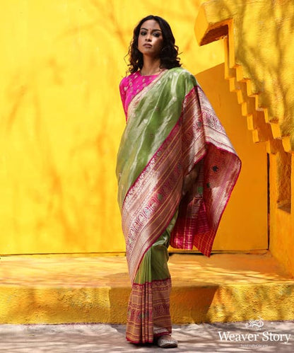 Green_Handloom_Silk_Tissue_Banarasi_Saree_With_Pink_Kadhiyal_Border_WeaverStory_02