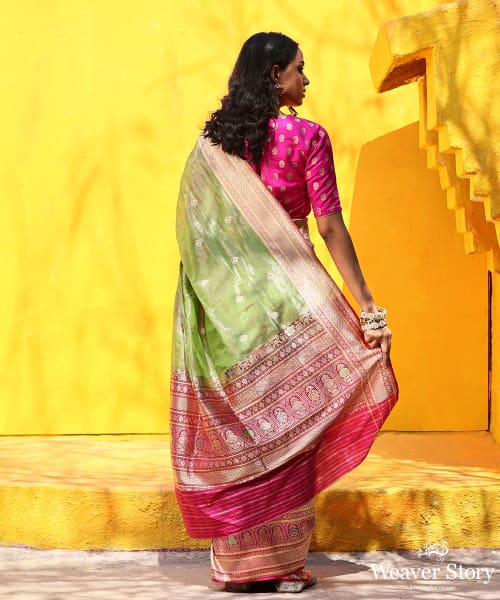 Green_Handloom_Silk_Tissue_Banarasi_Saree_With_Pink_Kadhiyal_Border_WeaverStory_03