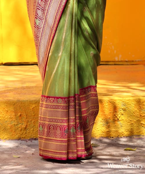 Green_Handloom_Silk_Tissue_Banarasi_Saree_With_Pink_Kadhiyal_Border_WeaverStory_04