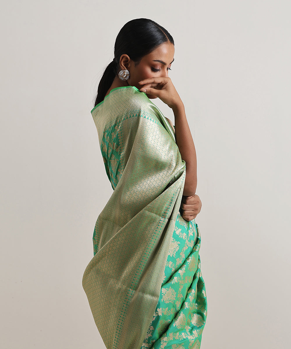 Green_Double_Shade_Handloom_Pure_Katan_Silk_Banarasi_Saree_With_Golden_Jaal_WeaverStory_01