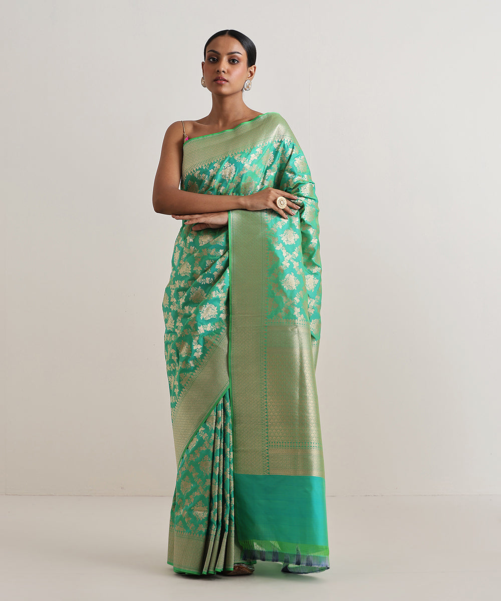 Green_Double_Shade_Handloom_Pure_Katan_Silk_Banarasi_Saree_With_Golden_Jaal_WeaverStory_02