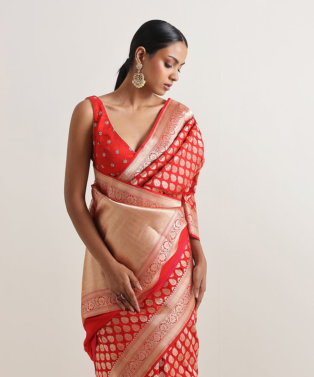 Handloom_Red_Pure_Katan_Silk_Banarasi_Saree_With_Golden_Booti_WeaverStory_01
