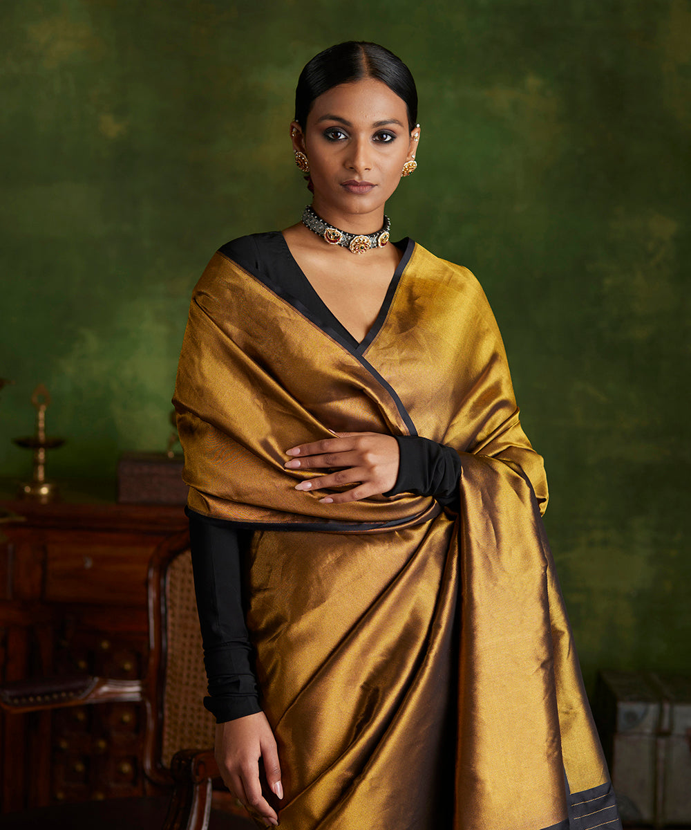 Handloom_Golden_Black_Pure_Katan_Silk_Tanchoi_Banarasi_Saree_With_Black_Selvedge_WeaverStory_01