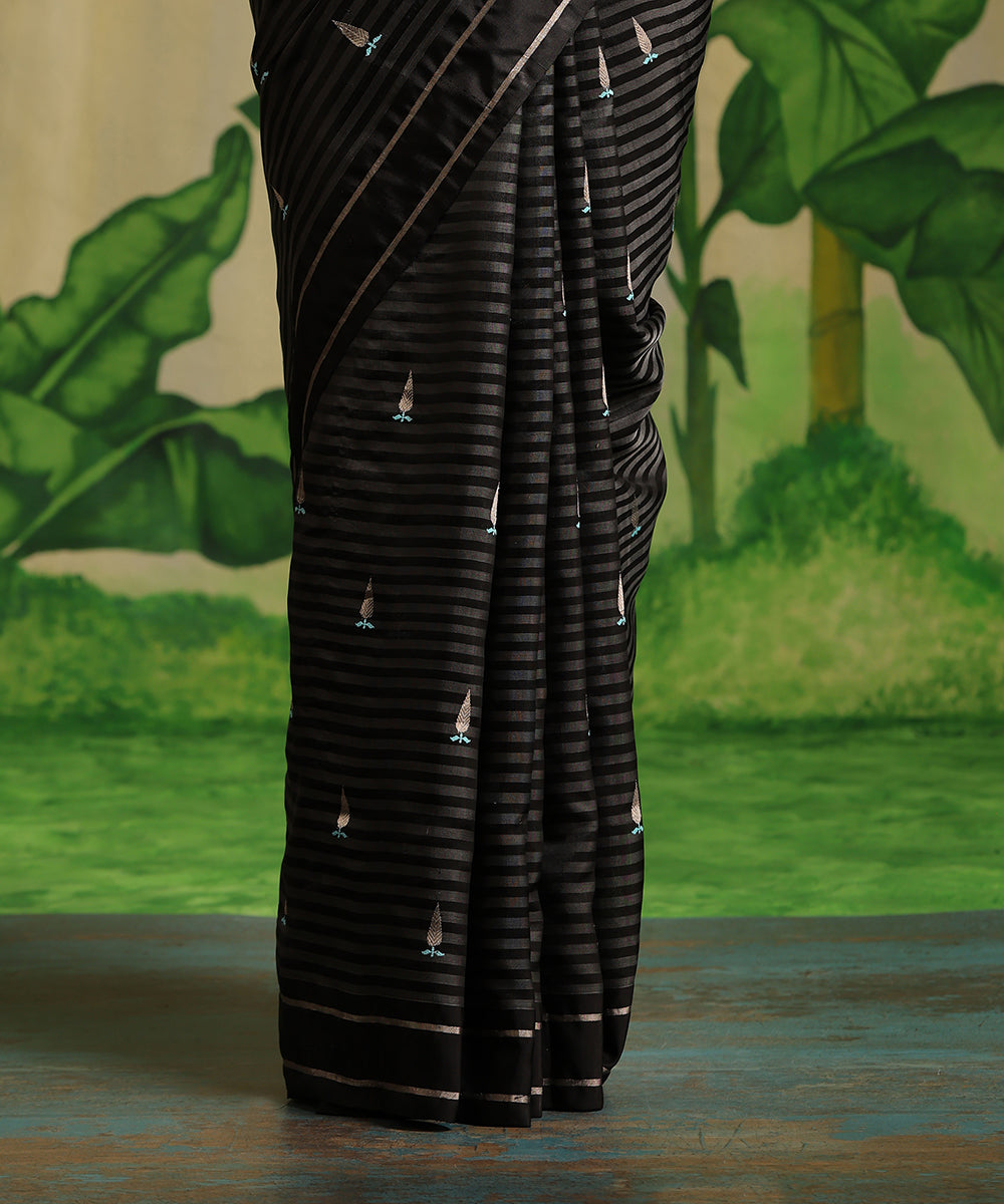 Handloom_Black_Striped_Pure_Chanderi_Silk_Saree_With_Tilak_Meenakari_Booti_WeaverStory_04