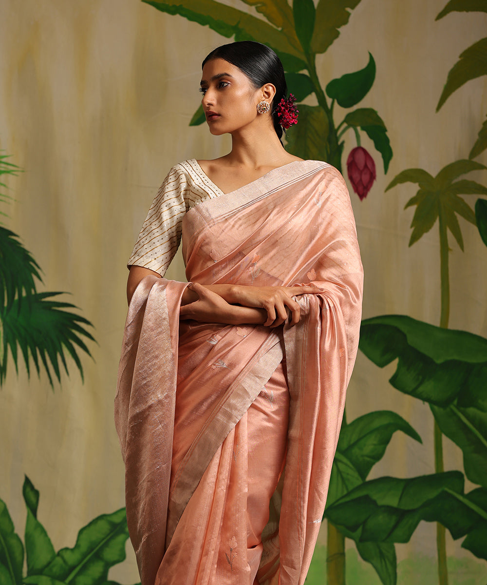 Handloom_Pastel_Peach_Pure_Chanderi_Silk_Saree_With_Two_Flower_Booti_WeaverStory_01