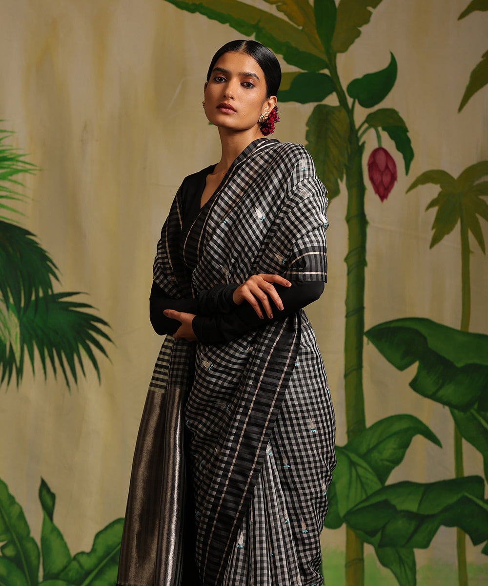 Handloom_Black_And_White_Checks_Pure_Chanderi_Silk_Saree_With_Tilak_Booti_WeaverStory_01