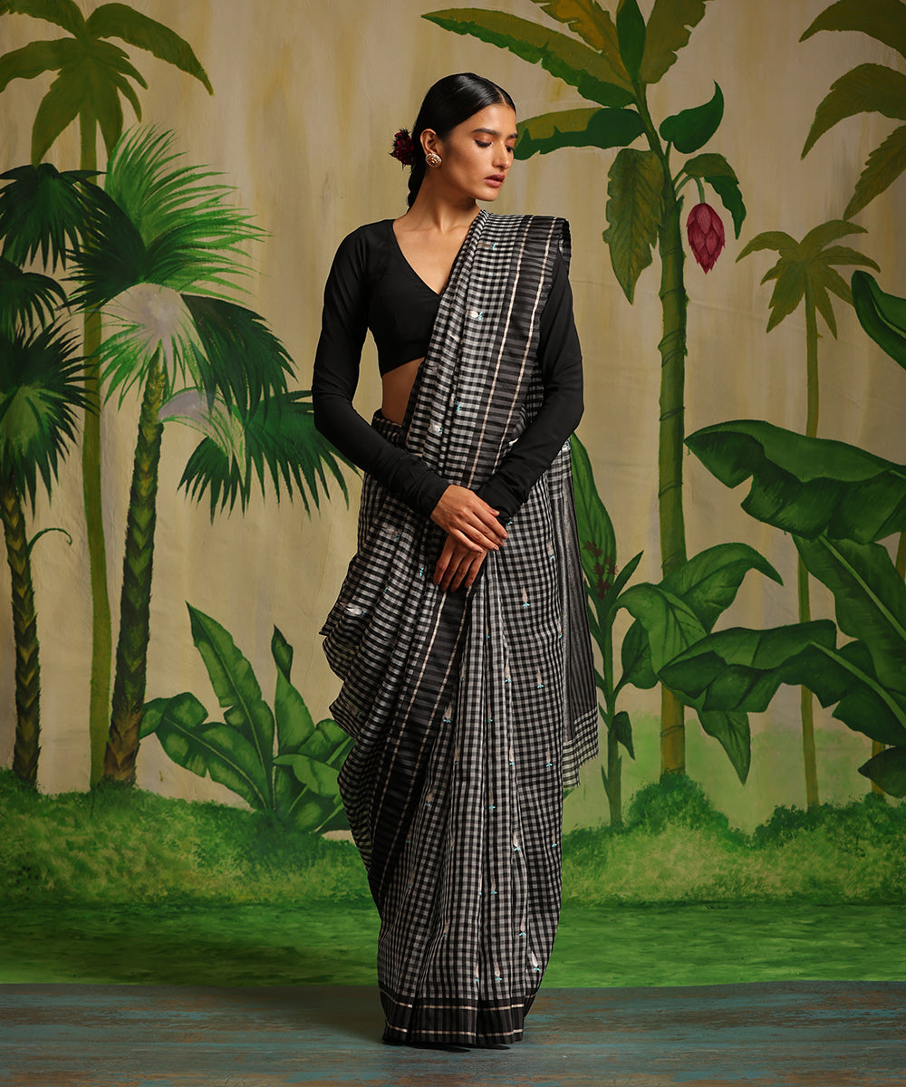 Handloom_Black_And_White_Checks_Pure_Chanderi_Silk_Saree_With_Tilak_Booti_WeaverStory_02