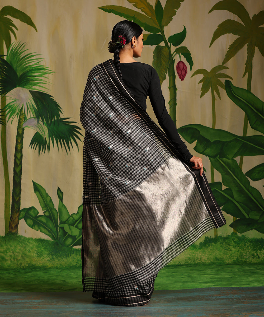 Handloom_Black_And_White_Checks_Pure_Chanderi_Silk_Saree_With_Tilak_Booti_WeaverStory_03