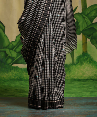 Handloom_Black_And_White_Checks_Pure_Chanderi_Silk_Saree_With_Tilak_Booti_WeaverStory_04