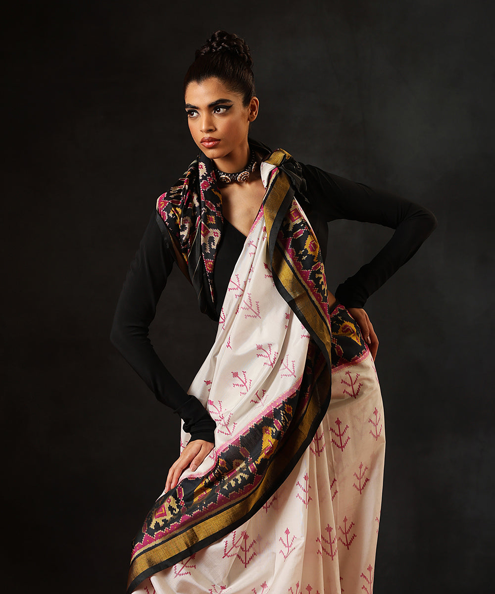 Black_And_White_Handloom_Pure_Mulberry_Silk_Single_Ikat_Patola_Saree_WeaverStory_01