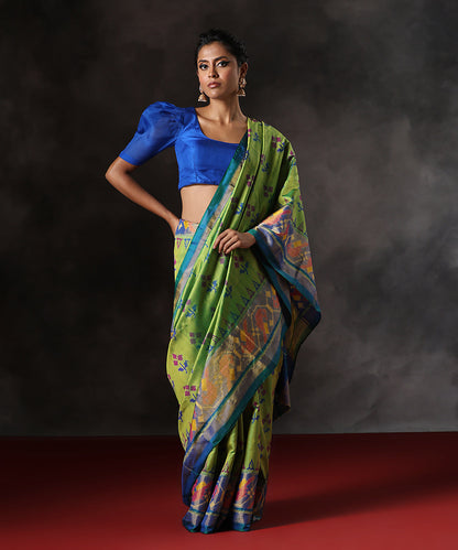 Parrot_Green_Double_Shade_Handloom_Pure_Mulbery_Silk_Single_Ikat_Patola_Saree_With_Blue_Tissue_Border_WeaverStory_02