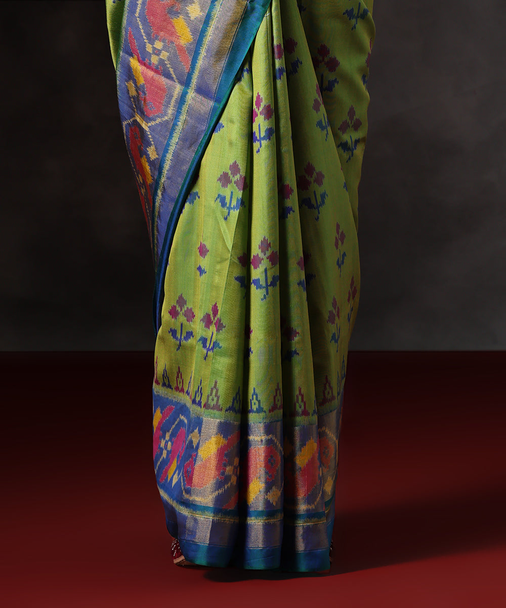 Parrot_Green_Double_Shade_Handloom_Pure_Mulbery_Silk_Single_Ikat_Patola_Saree_With_Blue_Tissue_Border_WeaverStory_04