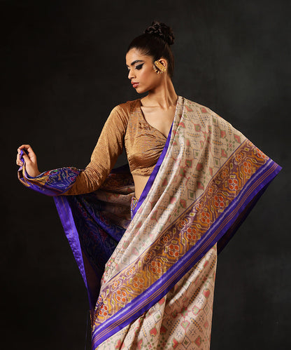 Off_White_Double_Shade_Handloom_Pure_Mulberry_Silk_Single_Ikat_PatolaSaree_With_Blue_TissueBorder_WeaverStory_01