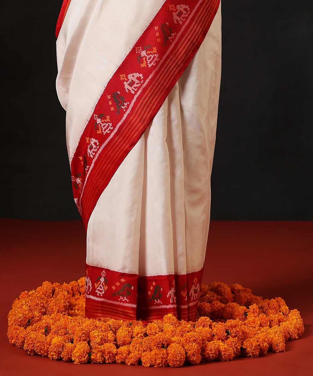 Handloom_White_Pure_Mulberry_Silk_Single_Ikat_Patola_Saree_With_Red_Border_And_Pallu_With_Elephant_Motifs_WeaverStory_04