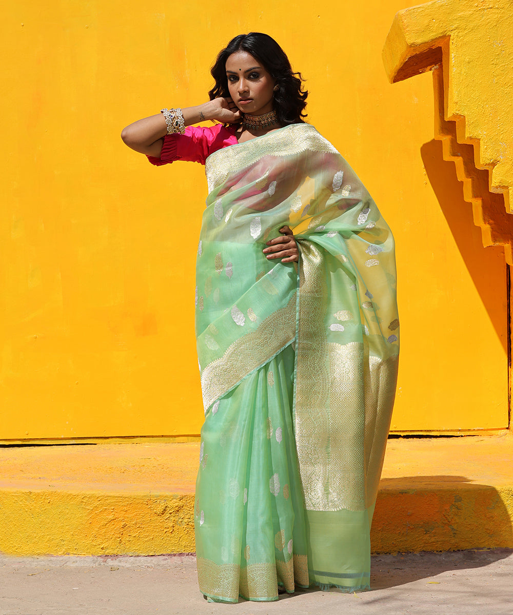 Handloom_Mint_Green_Pure_Kora_Silk_Banarasi_Saree_With_Sona_Rupa_Booti_WeaverStory_02