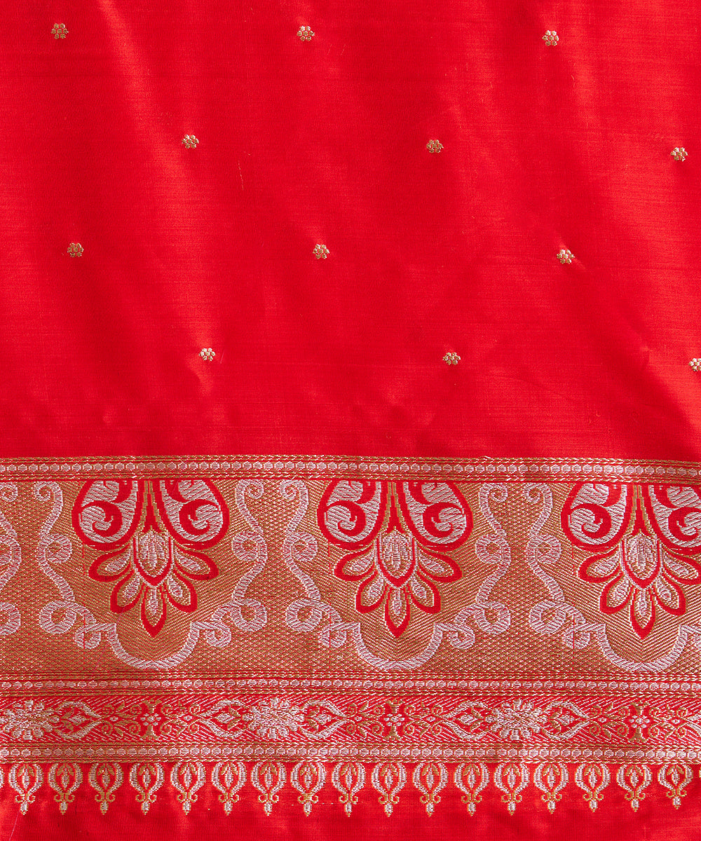 Handloom_Red_And_Orange_Pure_Katan_Silk_Banarasi_Tanchoi_Saree_With_Mughal_Motifs_WeaverStory_05