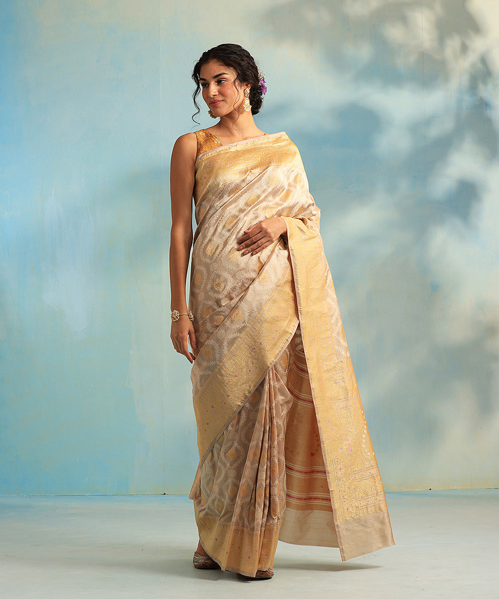 Handloom_Pastel_Grey_Pure_Katan_Silk_Banarasi_Saree_With_Meena_Booti_And_Resham_Jaal_WeaverStory_02