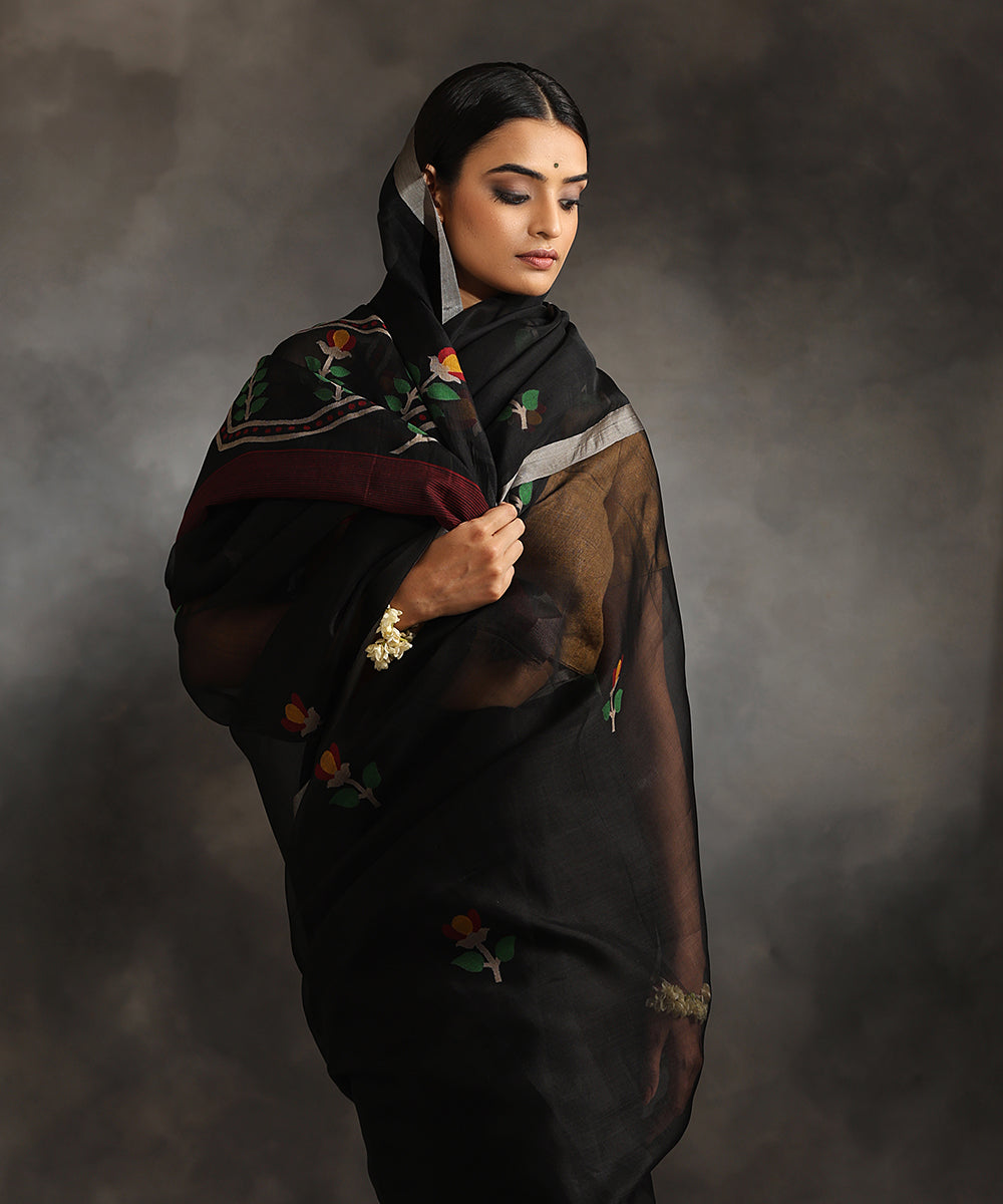 Handloom_Black_Pure_Kora_Silk_Muslin_Dhakai_Jamdani_Saree_With_Red_And_Beige_Floral_Pattern_WeaverStory_01