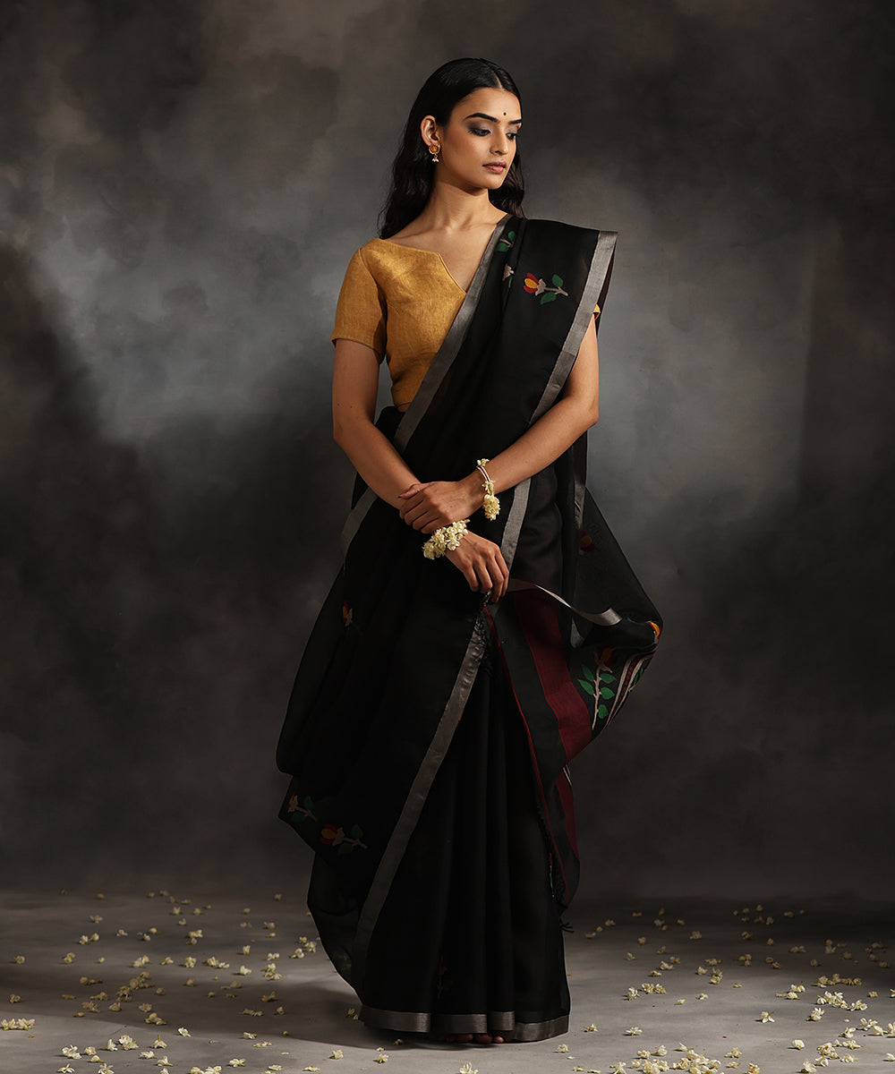 Handloom_Black_Pure_Kora_Silk_Muslin_Dhakai_Jamdani_Saree_With_Red_And_Beige_Floral_Pattern_WeaverStory_02