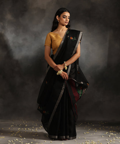 Handloom_Black_Pure_Kora_Silk_Muslin_Dhakai_Jamdani_Saree_With_Red_And_Beige_Floral_Pattern_WeaverStory_02