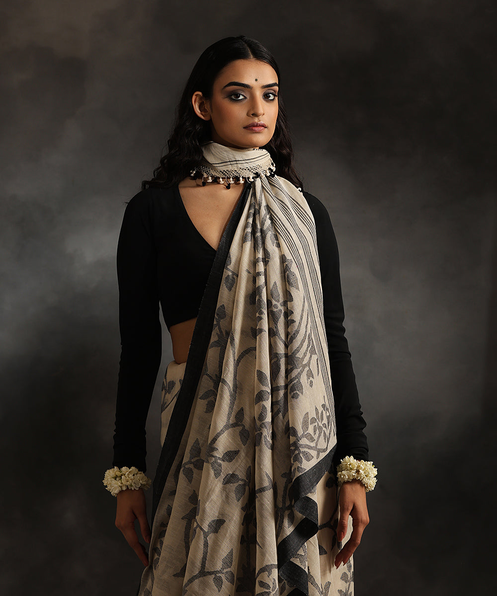 Handloom_Beige_Cotton_Muslin_Dhakai_Jamdani_Saree_With_Black_Flowers_And_Leaves_WeaverStory_01